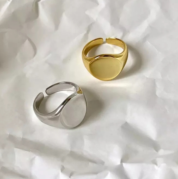 🎉3/$10 *S A L E*🎉Gold Plain Signet Ring Size Medium (US 6/7) - Picture 6 of 7